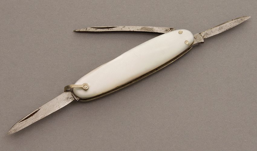 Hammer Brand Knives Three Blade Lobster Pen with Mother of Pearl handle material - Obverse Side - Item #KLC08338