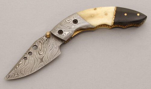 Unknown Maker Linerlock Folder with Smooth Bone & Buffalo Horn handle material - Obverse Side - Item #KLC09310