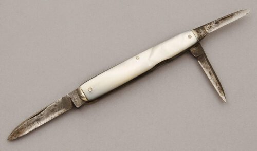 H.M. Meiers ChipAway Whittler with Mother of Pearl Scales handle material - Obverse Side - Item #KLC10720