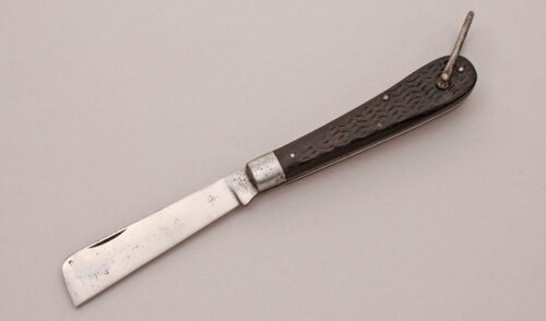 Camillus Cutlery WWII Sailor's Rope Knife with Jigged Wood Handle Scales handle material - Obverse Side - Item #KLC12201